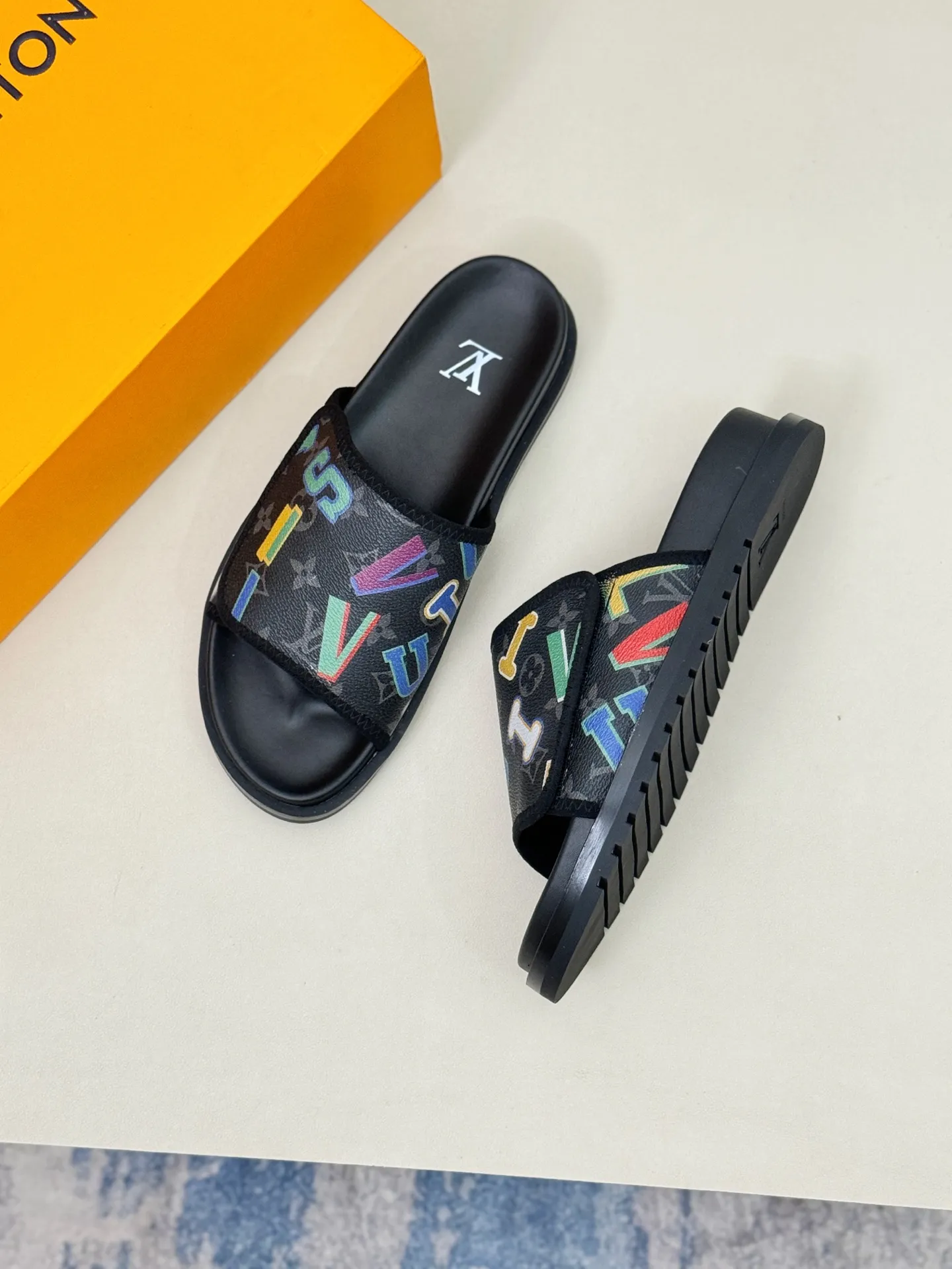 [L Home] P: 340💰Size: 38-45 Top purchasing agent lv men's summer slippers, classic presbyopia with Velcro, soft real leather lining, unique color splicing effect, distinctive personality, fashionable and trendy essential style, light and comfortable. Lightweight and tough rubber insole, micro ridged foam outsole, super comfortable!